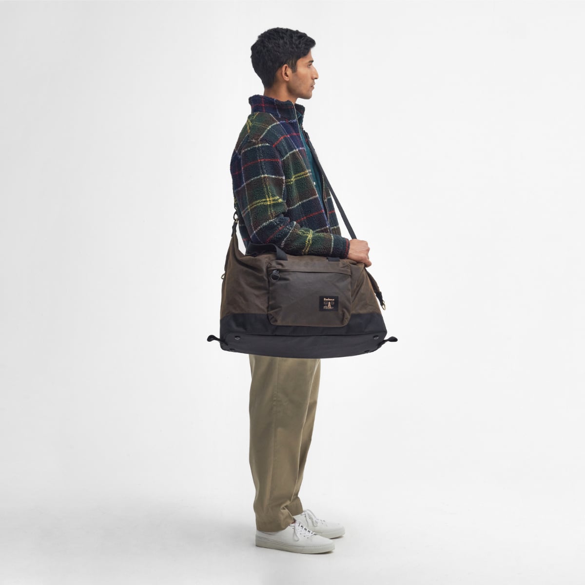 Barbour Field Wax Holdall in olive – model holding