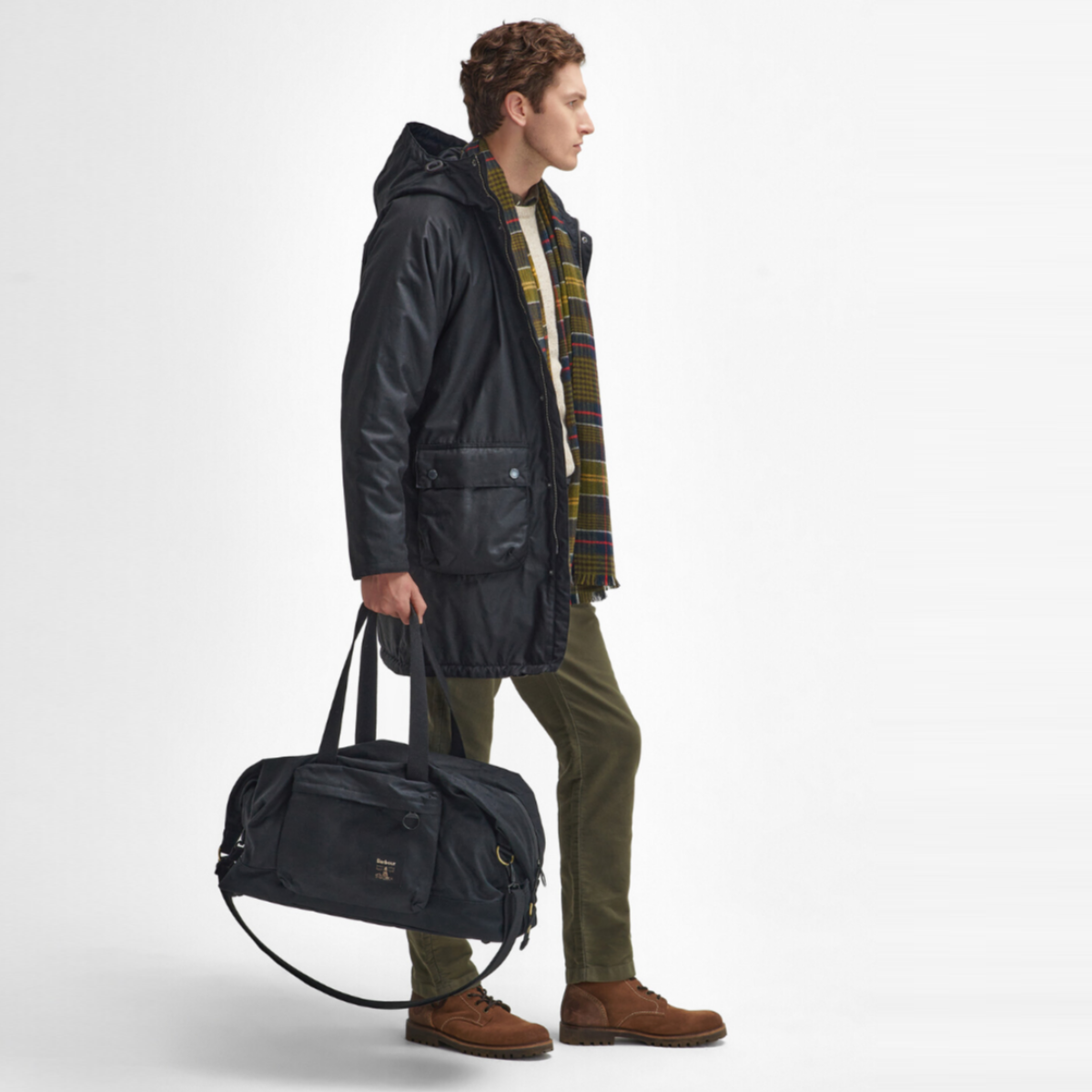 Barbour Field Wax Holdall in black – model holding
