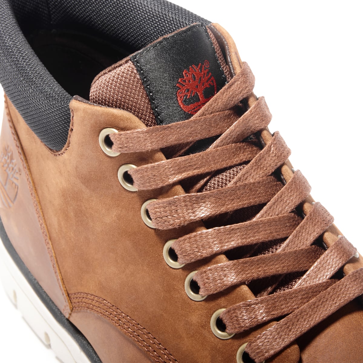 Timberland Bradstreet Chukka Men’s Boots in Mid Brown – Side profile showing premium leather upper and SensorFlex sole. Lace view.