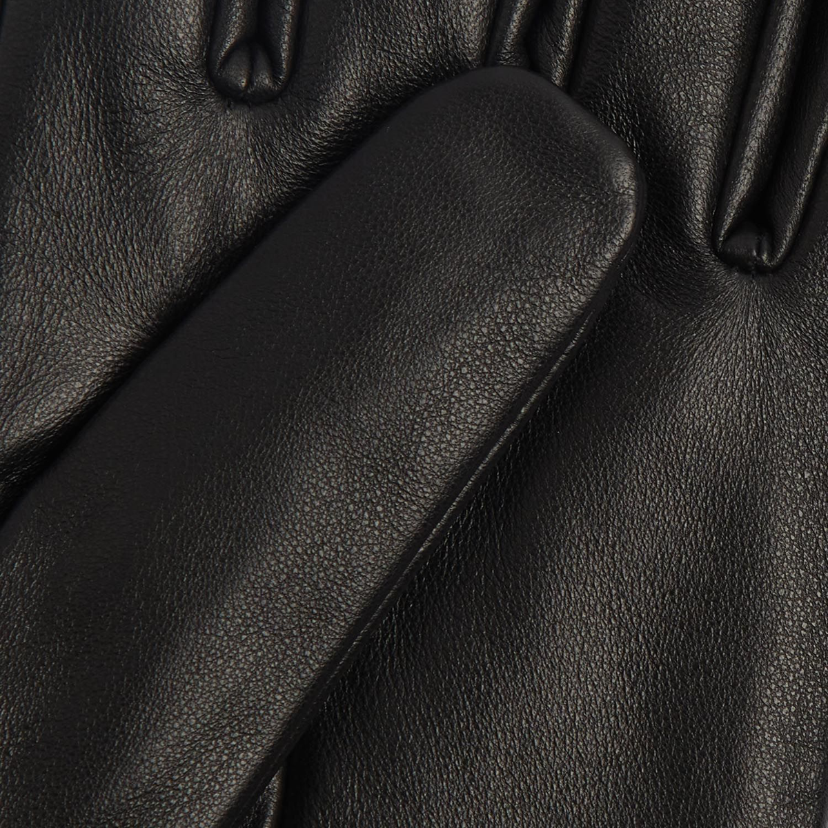 Close up of black Barbour Dalegarth glove showing textured leather and quilted stitching